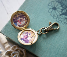 Load image into Gallery viewer, Father&#39;s Day Gift, Personalized Photo Locket Key Chain, Gold Vintage Brass Locket Key Ring, Gift for Father Dad Husband Brother Boyfriend
