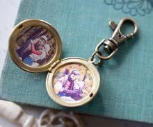 Load image into Gallery viewer, Father&#39;s Day Gift, Personalized Photo Locket Key Chain, Gold Vintage Brass Locket Key Ring, Gift for Father Dad Husband Brother Boyfriend
