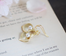 Load image into Gallery viewer, Calla Lily Earrings in matte gold, Swarovski Cream Ivory Pearls, Wedding Bridal Earrings, Bridesmaid Gifts, Gift for mom for her
