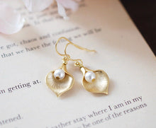 Load image into Gallery viewer, Calla Lily Earrings in matte gold, Swarovski Cream Ivory Pearls, Wedding Bridal Earrings, Bridesmaid Gifts, Gift for mom for her
