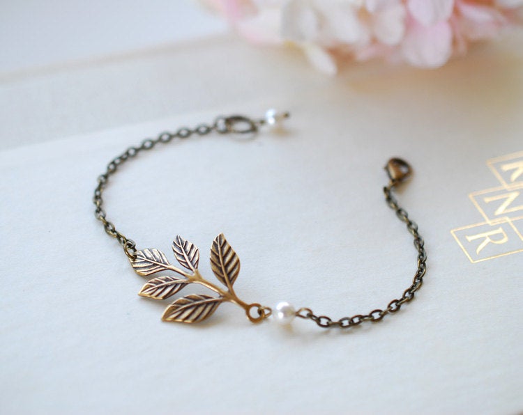 Brass Leaf Bracelet. Antiqued Brass Leaf Branch and Cream Pearl Bracelet. Bridesmaids Bracelet, Vintage Wedding Woodland Wedding Bracelet