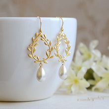 Load image into Gallery viewer, Gold Laurel Wreath Cream Teardrop Pearls Earrings
