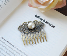 画像をギャラリービューアに読み込む, Pearl Hair Comb, Vintage Cream White Pearl Cabochon Antique Brass Filigree Bridal Hair Comb, Wedding Hair Comb, Victorian Art Nouveau
