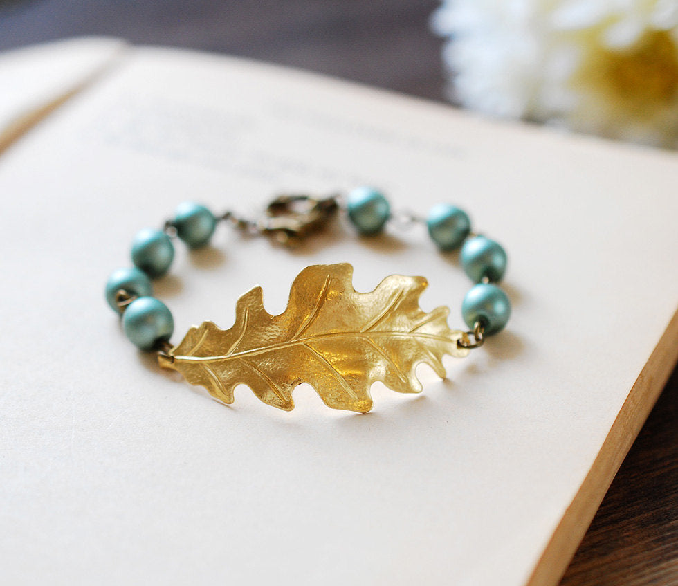 Oak Leaf Bracelet. Matte Sage Green Pearls Beaded Bracelet. Gold Leaf Bracelet, Woodland Jewelry, Woodland Wedding Bracelet