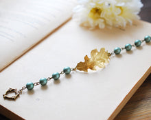 画像をギャラリービューアに読み込む, Oak Leaf Bracelet. Matte Sage Green Pearls Beaded Bracelet. Gold Leaf Bracelet, Woodland Jewelry, Woodland Wedding Bracelet
