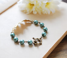 画像をギャラリービューアに読み込む, Oak Leaf Bracelet. Matte Sage Green Pearls Beaded Bracelet. Gold Leaf Bracelet, Woodland Jewelry, Woodland Wedding Bracelet
