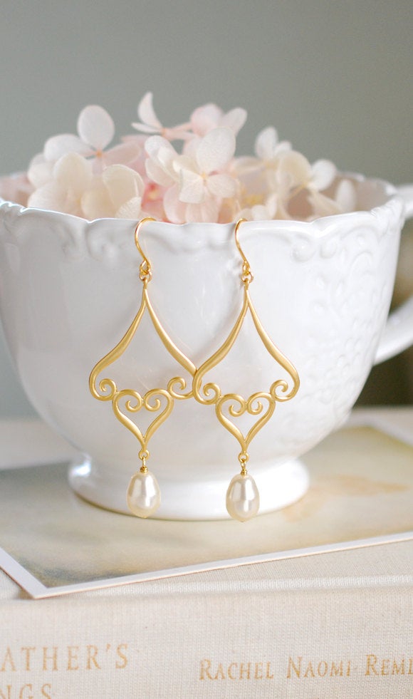 Cream White Pearls Dangle Earrings, Gold Statment Earrings with Teardrop Pearl, Moroccan Bohemian Drop Earrings Wedding Bridal Earrings