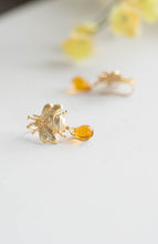 画像をギャラリービューアに読み込む, Bee Earrings Gold Honey Bee Topaz Glass Drop Earrings Dangle Earrings Bee Jewelry Gift for Bee Lover Summer Jewelry November Birthstone
