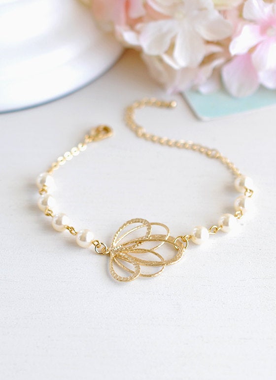 Cream White Pearls Bridal Bracelet Gold Filigree Wedding Bracelet Beaded Swarovski Round Glass Pearls Adjustable Bracelet Bridesmaid Gift