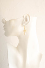 Load image into Gallery viewer, Gold Lilac Flowers Cream White Teardrop Pearls Earrings. Bridal Earrings. Bridesmaid Gift
