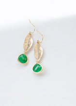 画像をギャラリービューアに読み込む, Gold Leaf Earrings, Emerald Green Earrings, Dangle Earrings, Leaf Jewelry, Woodland Wedding, Bridesmaid Earrings, May Birthstone Jewelry
