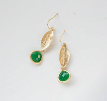 画像をギャラリービューアに読み込む, Gold Leaf Earrings, Emerald Green Earrings, Dangle Earrings, Leaf Jewelry, Woodland Wedding, Bridesmaid Earrings, May Birthstone Jewelry
