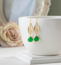 画像をギャラリービューアに読み込む, Gold Leaf Earrings, Emerald Green Earrings, Dangle Earrings, Leaf Jewelry, Woodland Wedding, Bridesmaid Earrings, May Birthstone Jewelry
