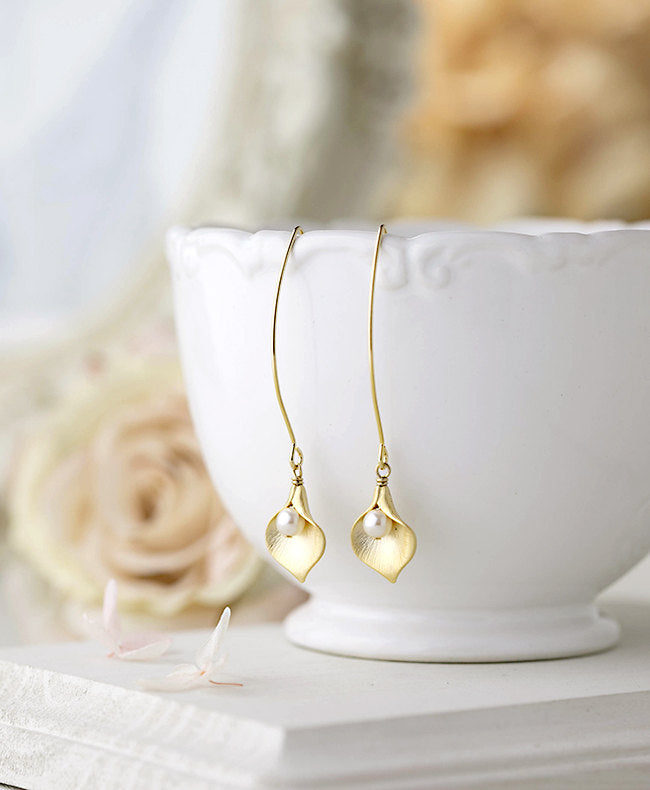 Gold Calla Lily Earrings with pearls, Calla Lily Jewelry, Bridal Earrings. Wedding Jewelry. Gift for Mom Wife Girlfriend Sister