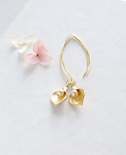 Load image into Gallery viewer, Gold Calla Lily Earrings with pearls, Calla Lily Jewelry, Bridal Earrings. Wedding Jewelry. Gift for Mom Wife Girlfriend Sister
